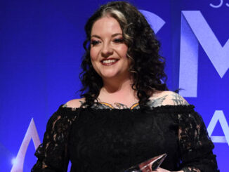 Ashley McBryde proclaims “Hang in There” with ‘Good Morning America’ performance
