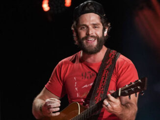 Thomas Rhett promises “everything is fine” in humorous beach photo