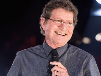 Singer and actor Mac Davis said to be “critically ill” following heart surgery