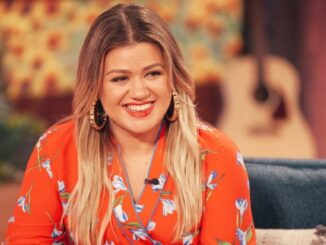 Report: Kelly Clarkson tests negative for COVID after show staffers test positive