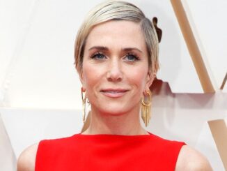 Kristen Wiig gushes about being a mom: “It’s frickin’ awesome”