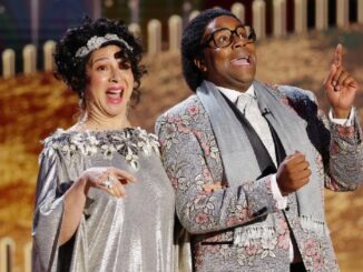 Golden Globes 2021: Maya Rudolph and Kenan Thompson get handsy during fake acceptance speech